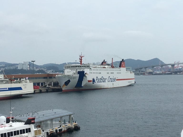 Fähre Panstar Dream am Hafenkai von Busan ; im Hintergrund die Hafenbrücke 