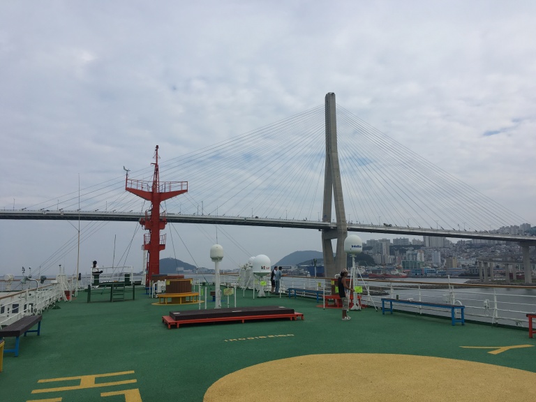 Die Fähre Panstar Dream unterquert die Hafenbrücke von Busan