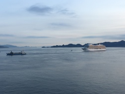 Kreuzfahrtschiff auf der Seto-Inlandssee