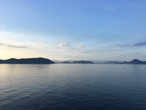 Sonniger Morgen auf der Seto-Inlandssee
